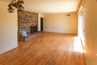 17832 Lemarsh St in Northridge, CA - Foto de edificio - Building Photo