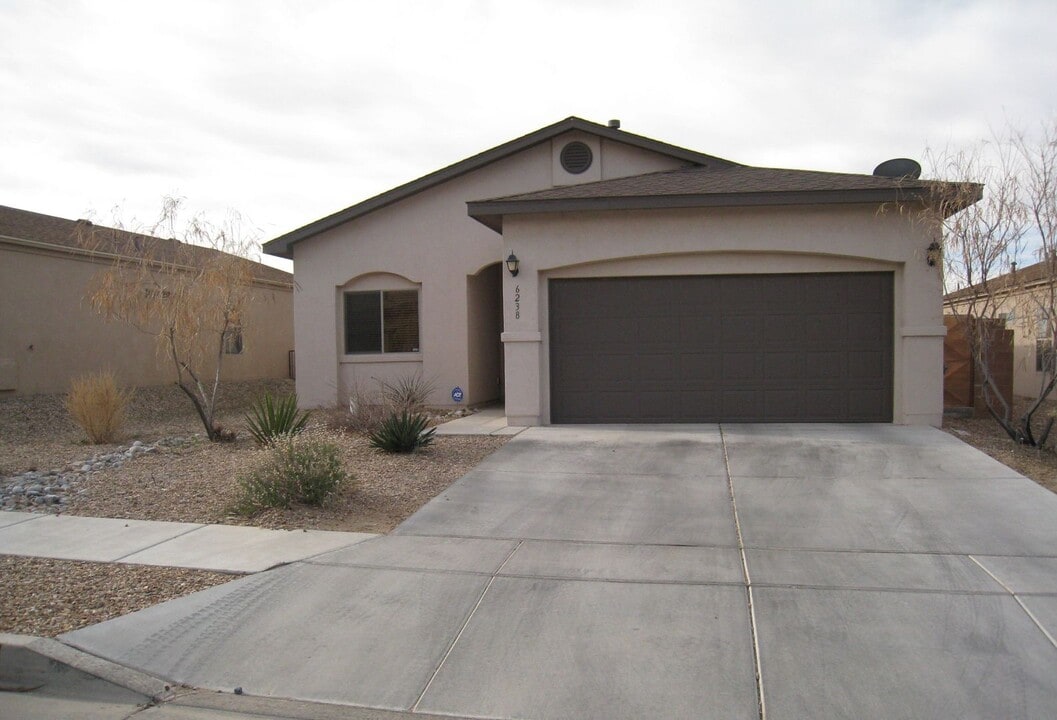 6238 Nueva Espana Rd NW in Albuquerque, NM - Building Photo