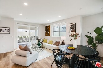 1101 S Bedford St, Unit 102 in Los Angeles, CA - Building Photo - Building Photo