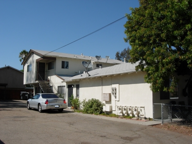 706 E Mission Ave in Escondido, CA - Foto de edificio