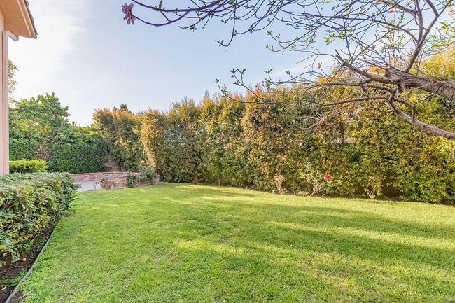 17333 San Jose St, Unit 107 in Granada Hills, CA - Foto de edificio - Building Photo