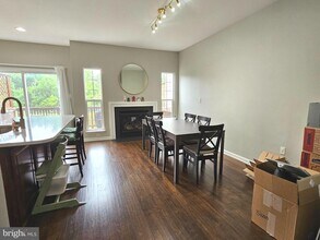 14222 Hunters Run Way in Gainesville, VA - Building Photo - Building Photo