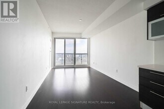 386 Yonge St in Toronto, ON - Building Photo - Building Photo
