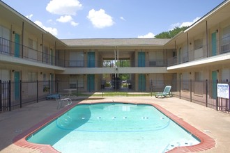 Courtyard Apartments in Plano, TX - Foto de edificio - Building Photo