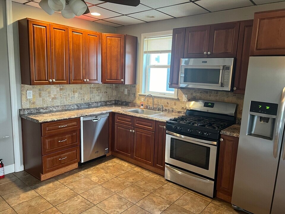 574 E 3rd St in Boston, MA - Building Photo