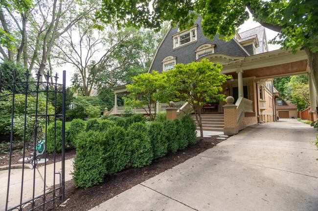 1228 Forest Ave in Evanston, IL - Foto de edificio - Building Photo