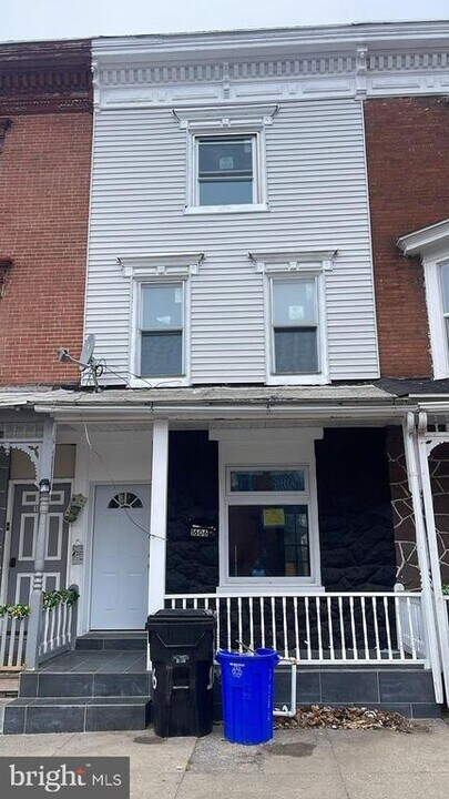 1606 Regina St in Harrisburg, PA - Building Photo