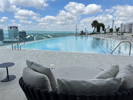 300 Biscayne Blvd in Miami, FL - Building Photo