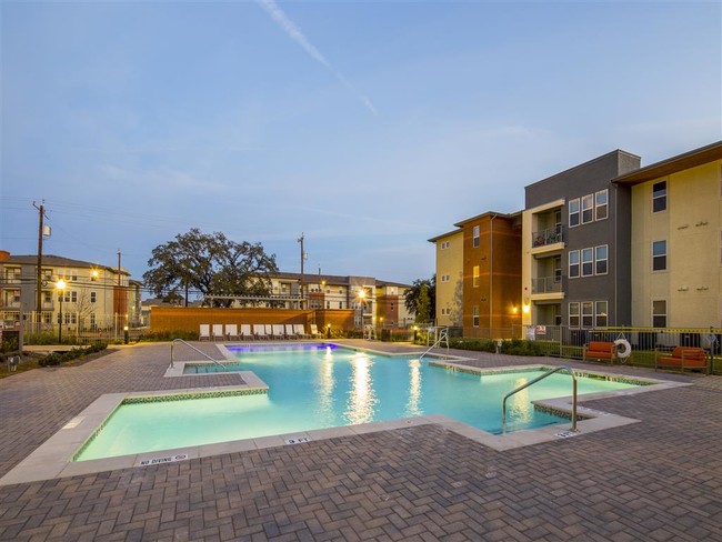 Gardens At San Juan Square in San Antonio, TX - Foto de edificio - Building Photo