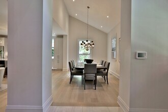 33 Bloor St E in Toronto, ON - Building Photo - Building Photo