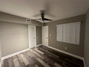 2871 N Oakland Forest Dr in Fort Lauderdale, FL - Building Photo - Building Photo
