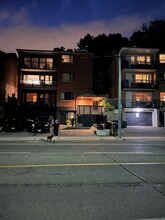 1042 Davenport Rd in Toronto, ON - Building Photo - Building Photo