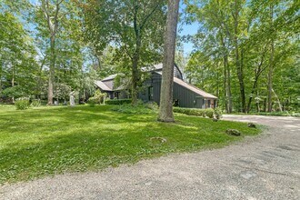 95 Louises Ln in New Canaan, CT - Building Photo - Building Photo