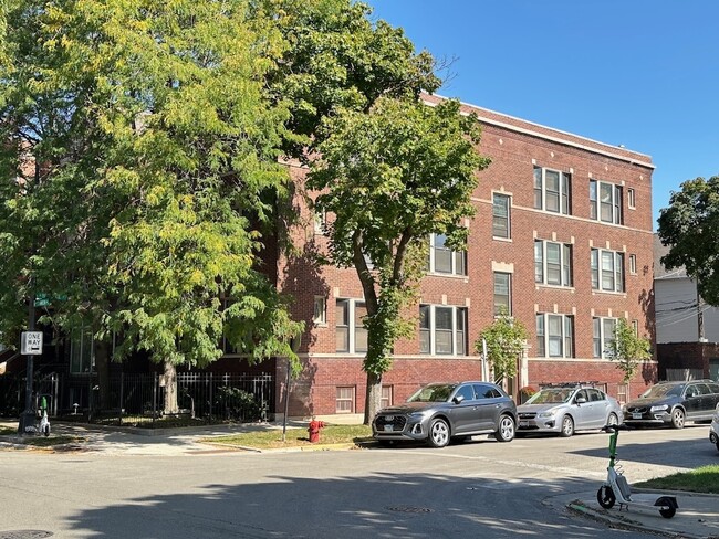 1938 W Berenice Ave, Unit G03C in Chicago, IL - Foto de edificio - Building Photo