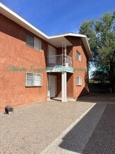 8309 Trumbull Ave SE, Unit B in Albuquerque, NM - Foto de edificio - Building Photo