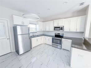 13 Puffin Ave in McAllen, TX - Foto de edificio - Building Photo