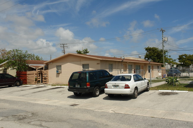 501 Mayflower Rd in West Palm Beach, FL - Building Photo - Building Photo