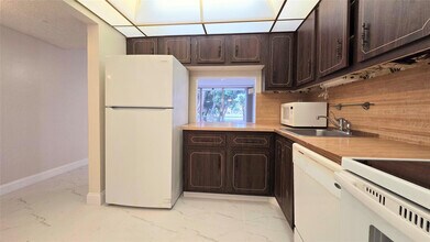 8421 Lagos De Campo Blvd in Tamarac, FL - Building Photo - Building Photo