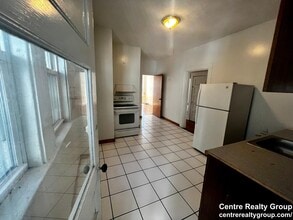 63 Sycamore St, Unit 1 in Somerville, MA - Foto de edificio - Building Photo