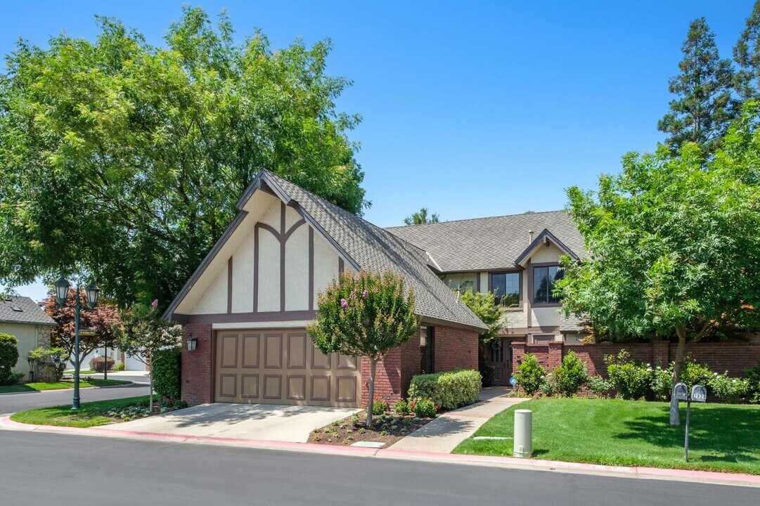 2830 W Kensington Ln in Fresno, CA - Building Photo