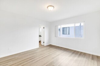 18545 Clark Street in Tarzana, CA - Foto de edificio - Interior Photo