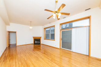 2375 W Montana St, Unit 2C in Chicago, IL - Building Photo - Building Photo