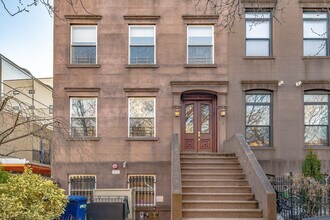 126 1st Pl in Brooklyn, NY - Foto de edificio - Building Photo