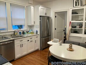 30 Taunton Ave in Boston, MA - Foto de edificio - Building Photo