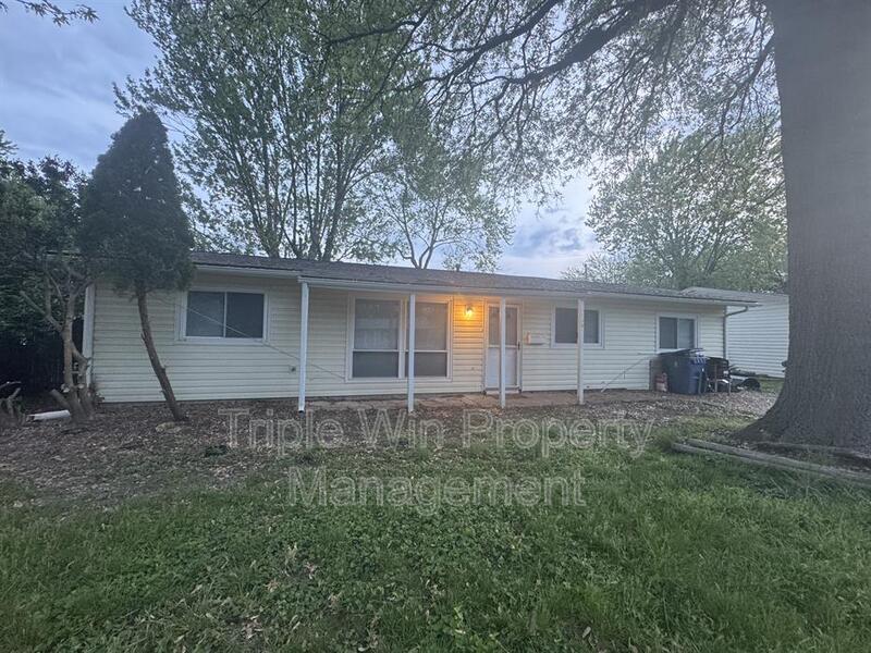 504 Saratoga Ln in Hazelwood, MO - Building Photo