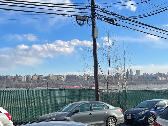 152 Undercliff Ave, Unit 1 in Edgewater, NJ - Building Photo - Building Photo