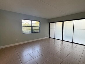 2050 Oleander Blvd in Fort Pierce, FL - Foto de edificio - Building Photo