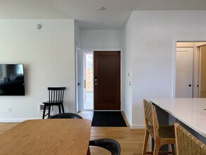 907 E Washington St, Unit B in Urbana, IL - Foto de edificio - Building Photo