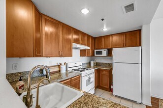 580 W Main St in Alhambra, CA - Building Photo - Building Photo