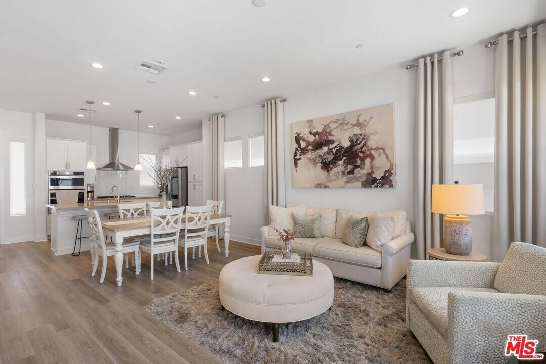 549 Daniel Freeman Cir in Inglewood, CA - Building Photo