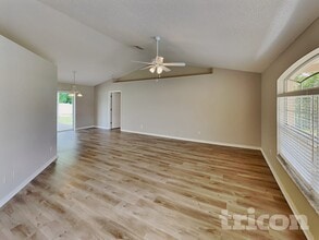 2425 Bishop Rd in Spring Hill, FL - Foto de edificio - Building Photo