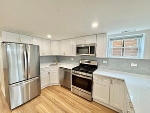 4816 W Henderson St, Unit G in Chicago, IL - Foto de edificio - Building Photo