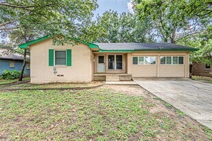 1829 Baxley Dr in Carrollton, TX - Building Photo