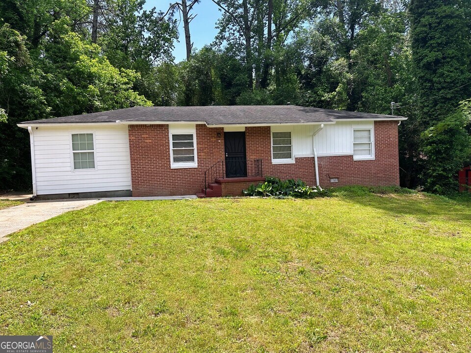221 Banberry Dr SE in Atlanta, GA - Building Photo