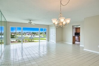 7430 Lake Breeze Dr in Ft. Myers, FL - Foto de edificio - Building Photo