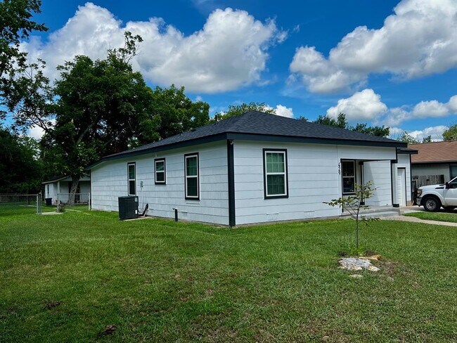 429 Green St in Rockdale, TX - Building Photo - Building Photo