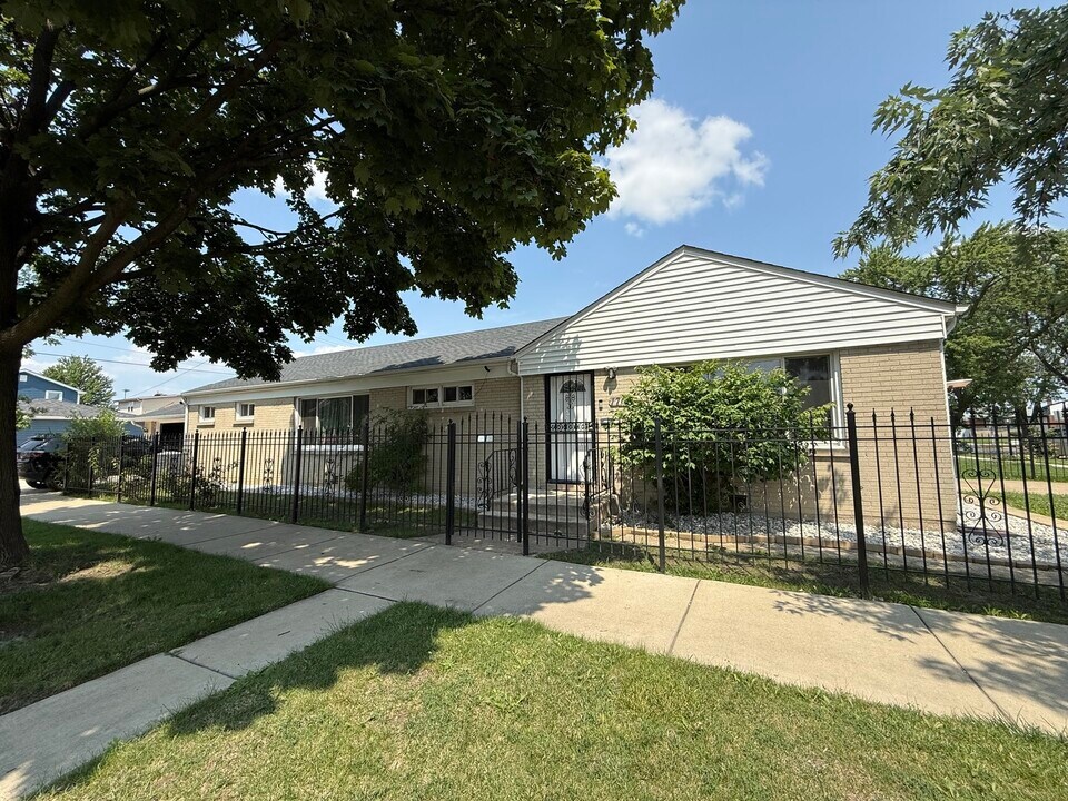 1700 N 14th Ave in Melrose Park, IL - Building Photo