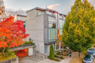 3460-3480 Porter St in Vancouver, BC - Building Photo
