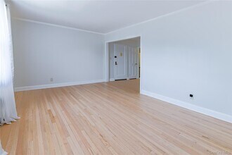 8 Stokes Rd in Yonkers, NY - Building Photo - Building Photo