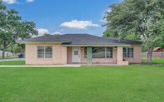 709 S McCarty Ave in Eagle Lake, TX - Building Photo