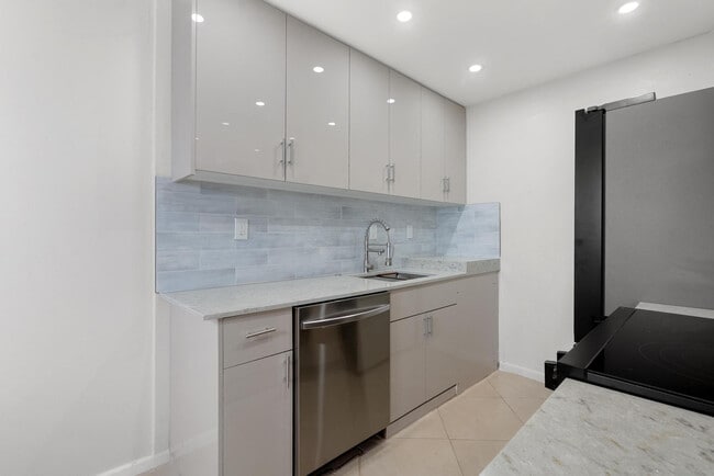 3038 Cornwall B in Boca Raton, FL - Building Photo - Building Photo