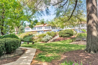 Westgate Apartments in Charlottesville, VA - Foto de edificio - Building Photo