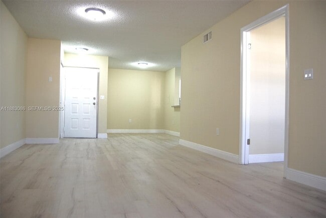 2820 N Oakland Forest Dr in Oakland Park, FL - Foto de edificio - Building Photo