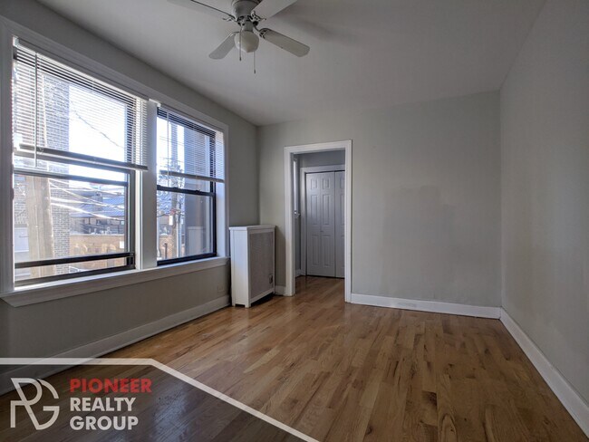 737 W Belmont Ave, Unit 214-RA in Chicago, IL - Foto de edificio - Building Photo