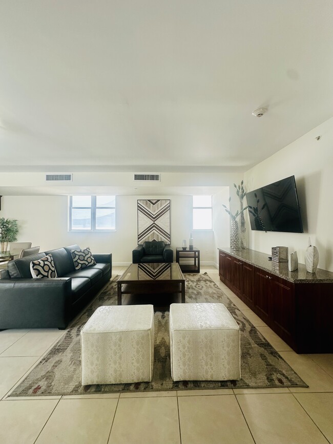 Porta di Oro Apartments in Miami, FL - Building Photo - Building Photo