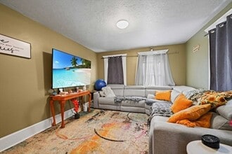 39 Shawmut Ave, Unit 2 in New Bedford, MA - Building Photo - Building Photo